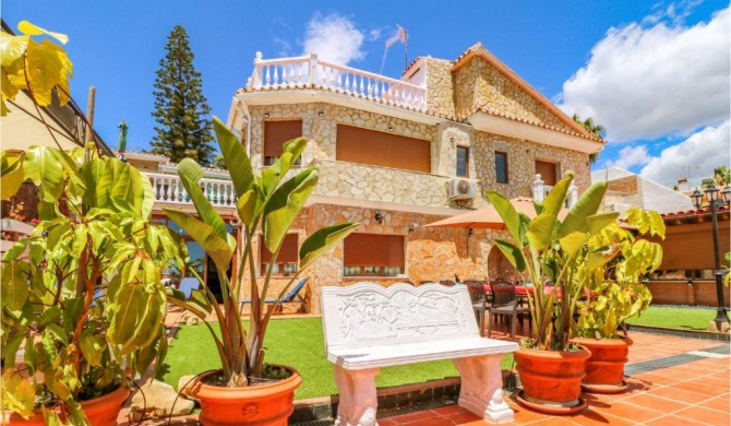 Beautiful home in Benajarafe with WiFi, Private swimming pool and Swimming pool