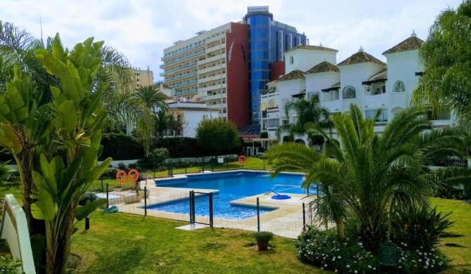 Apartamento con piscina y terraza junto a la playa