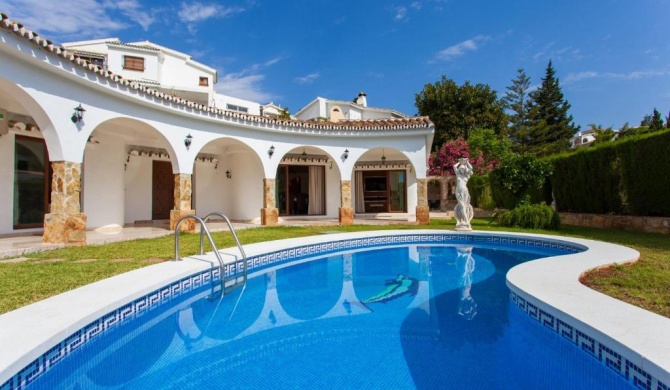 WINTER OFFERS! Fabulous Luxury Villa near the Beach Sleeps 8