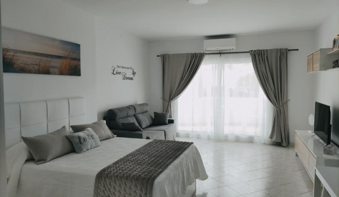 BenalSuite estudio, piscina y playa en BenalBeach, Benalmadena