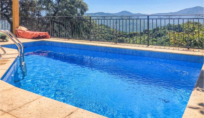 Amazing cottage in Algatocn with 5 Bedrooms and Outdoor swimming pool