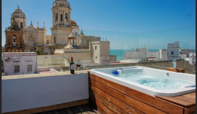 ***** ATTIC WITH IMPRESSIVE VIEWS AND JACUZZI