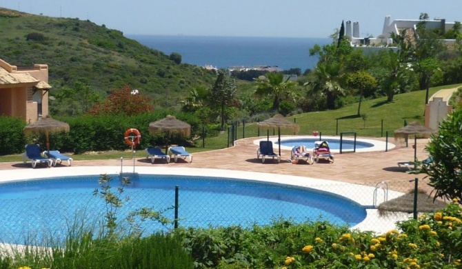 CASARES appart 2 ch dans parc tropical avec vue sur mer, montagne et piscine