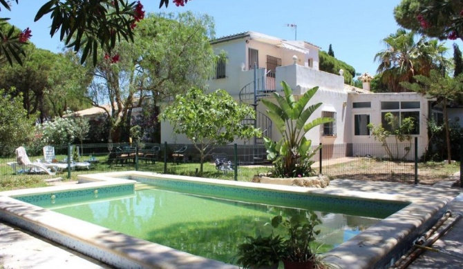 Villa andaluza en zona Playa Barrosa con piscina y barbacoa