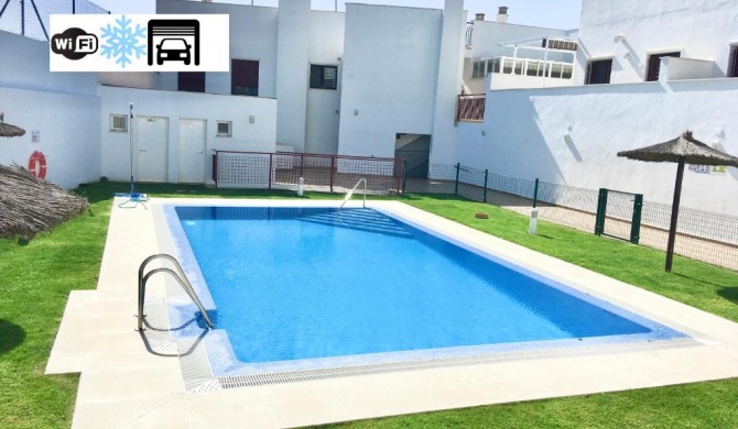 Apartamento Superior con piscina, parking, terraza, Aire Ac y Wifi -Solo familias o parejas-