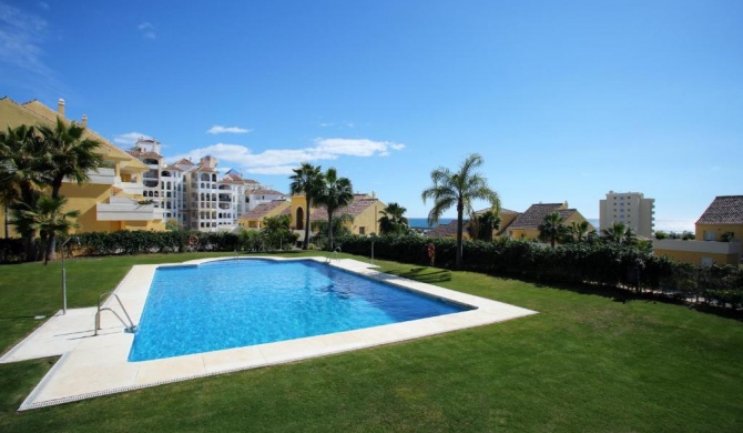 Elegant and contemporary apartment in Puerto Alto, Estepona