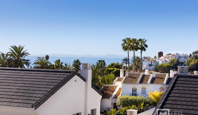 Estepona Sunsets - Modern 3-BR Beachside Apartment