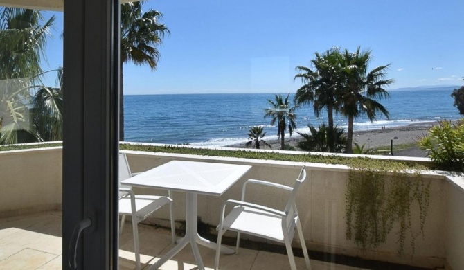 Majestic Apartment with Pool, Tennis Court, Sea-Views in Estepona