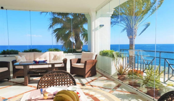 LUXURY APARTMENT FRONTAL TO THE SEA IN ESTEPONA DONCELLA BEACH