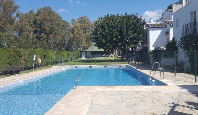 Precioso apartamento a pie de playa en la nueva Milla de Oro entre Estepona y Marbella