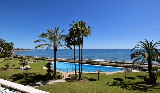 Beautiful apartment by the sea with spacious terrace near Estepona